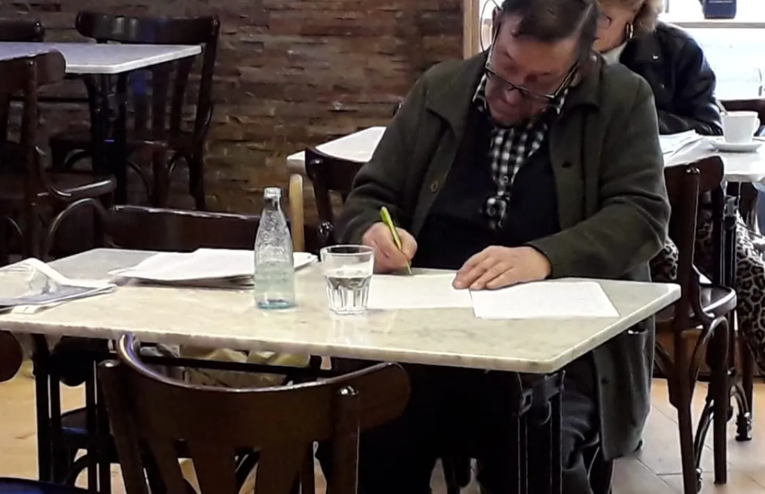 Antoni Morell, escrivint al Sinquede, que va convertir en epicentre d’una animada tertúlia. En realitat, la ‘seva’ taula era la del darrere.