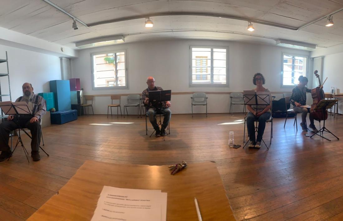 Xavi Fernández, Pere Tomàs, Raquel López i Mireia Planas, en un assaig de ‘La sorprenent peripècia...’, amb direcció de Joan Hernández.