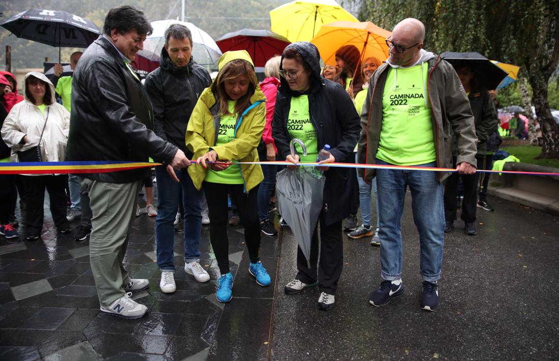 La cònsol major d'Andorra la Vella, Conxita Marsol, tallant la cinta per inaugurar la caminada.