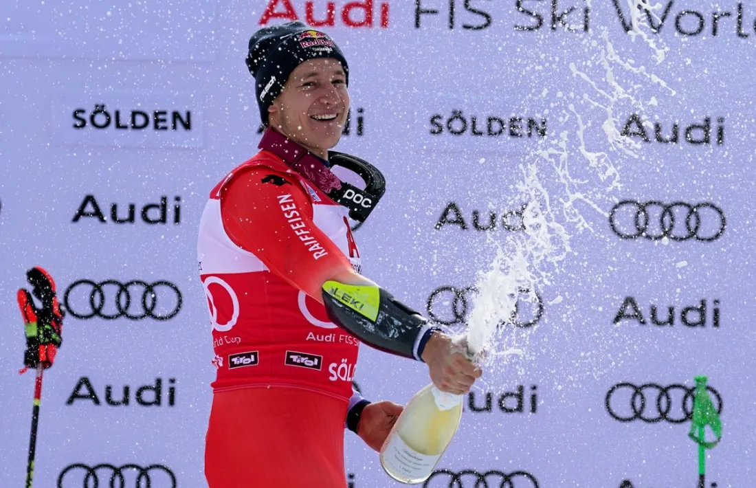 Marco Odermatt, de celebració al podi.