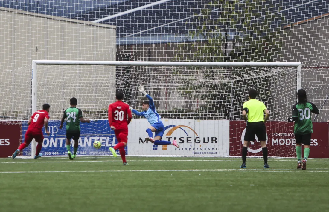 El polivalent Kilian Grant, de l’FC Santa Coloma, va obrir el marcador contra el Sant Julià.