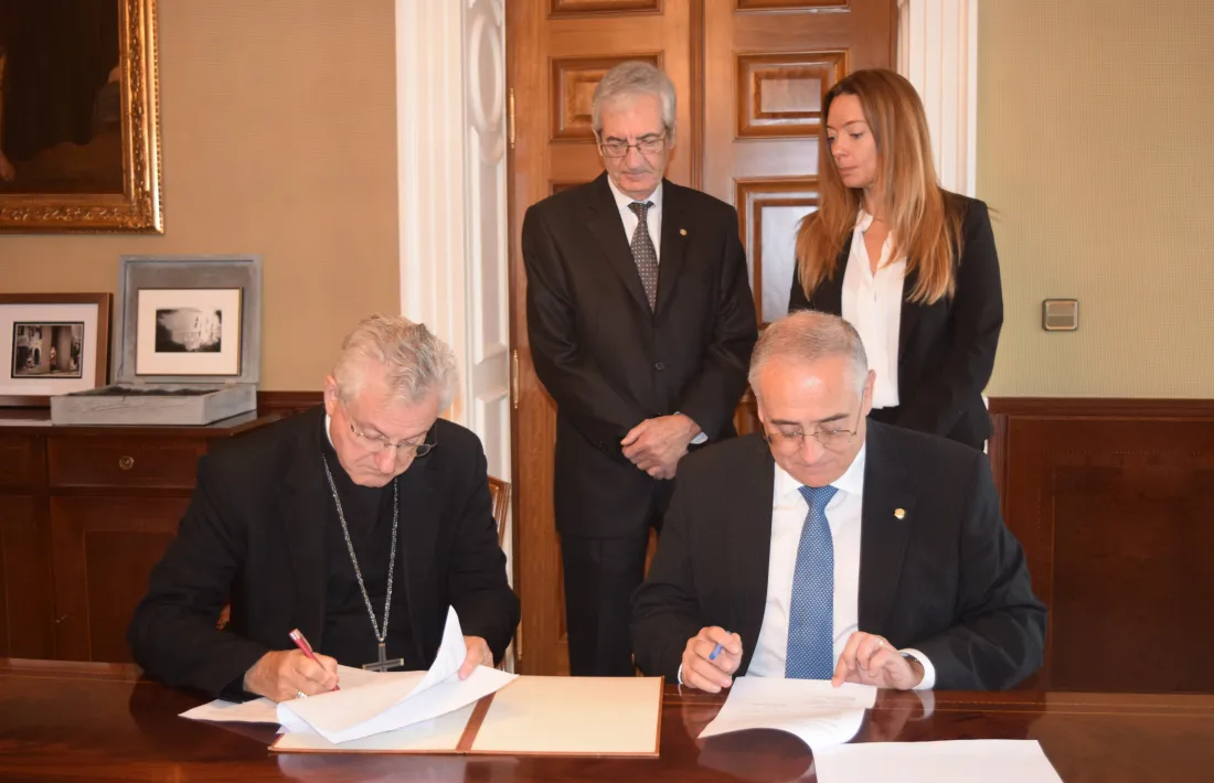 Un moment de la signatura del conveni, aquest matí.