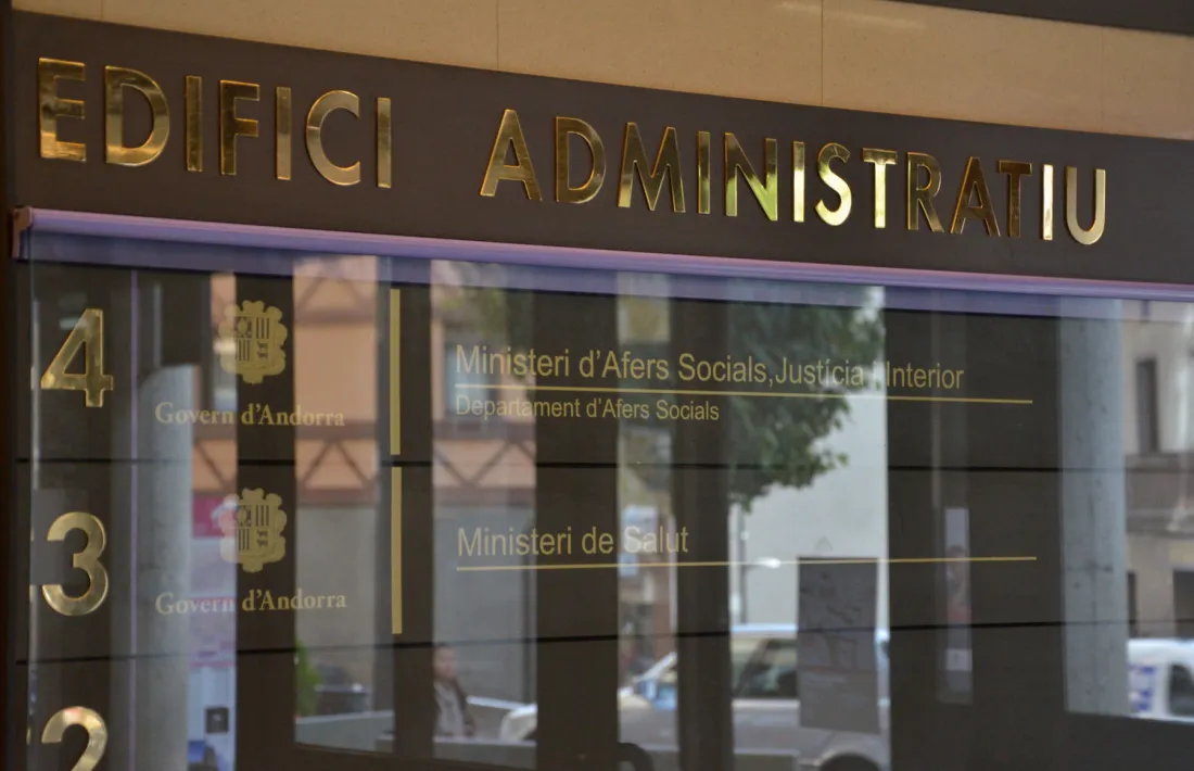 Cartell a l'entrada de la seu del ministeri d'Afers Socials.