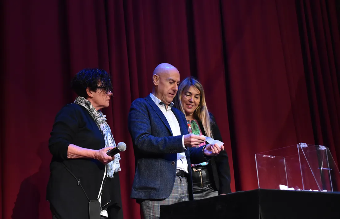 Un moment del sorteig del viatge a Lalín, amb la consellera Magda Mata i el cònsol menor, Joaquim Dolsa.