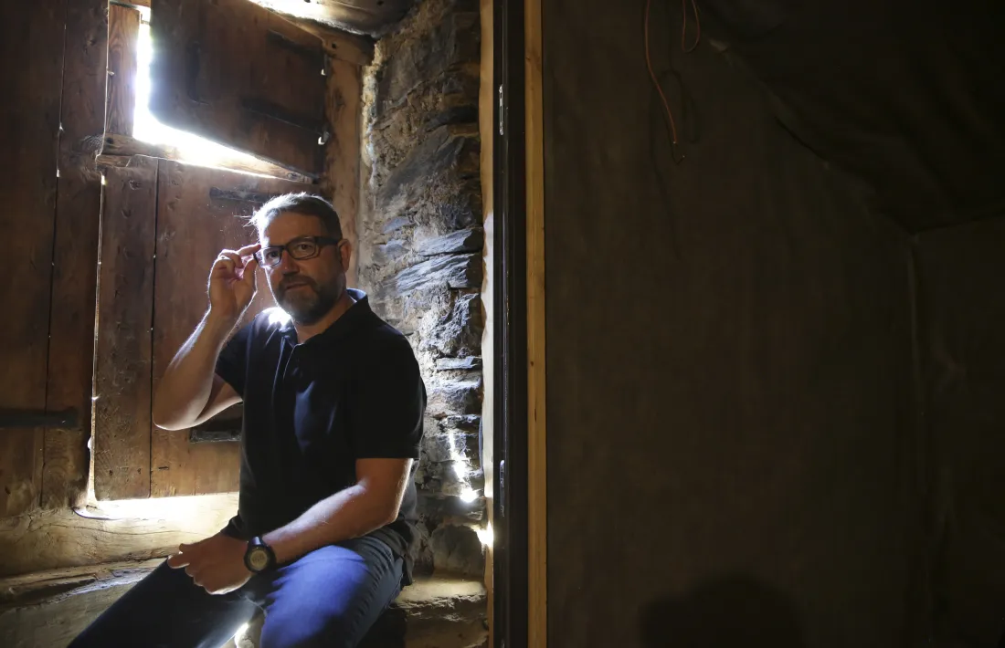 L’escriptor Iñaki Rubio, a Cal Gastó de la Costa ,escenari del crim de ‘Morts...’.