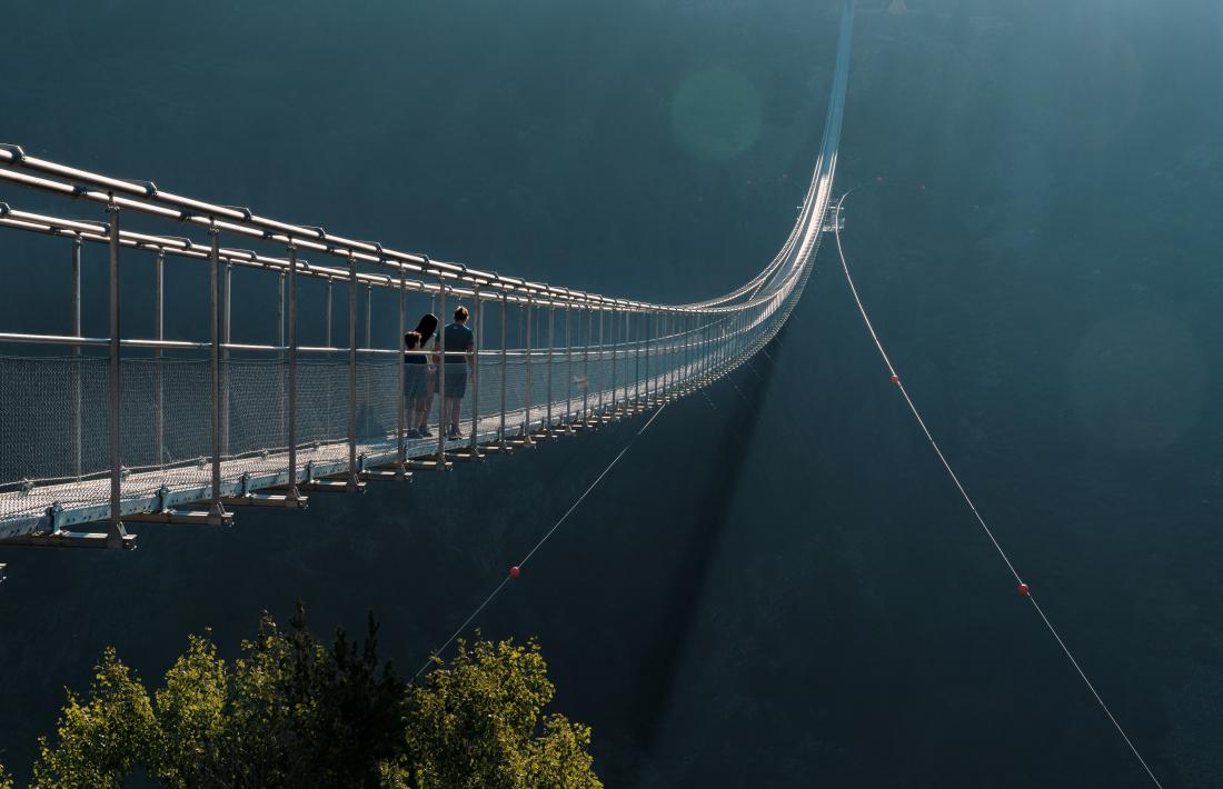 Una família creua el pont tibetà de la Vall del Riu.