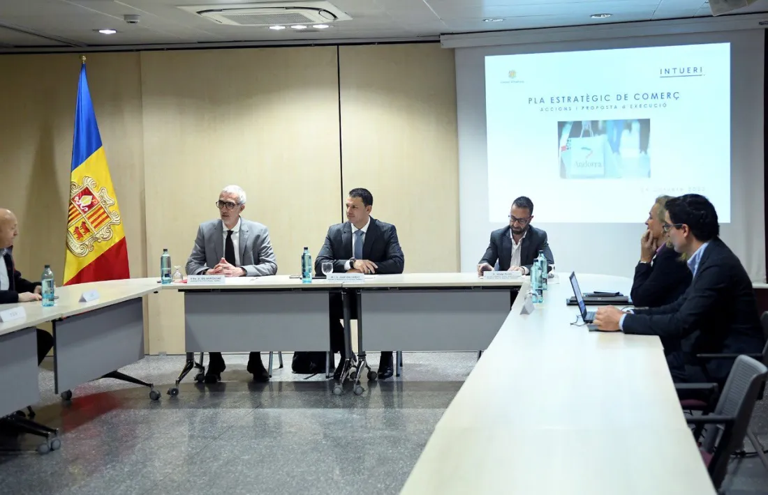 Un instant de la reunió celebrada ahir per tractar el Pla estratègic de comerç.