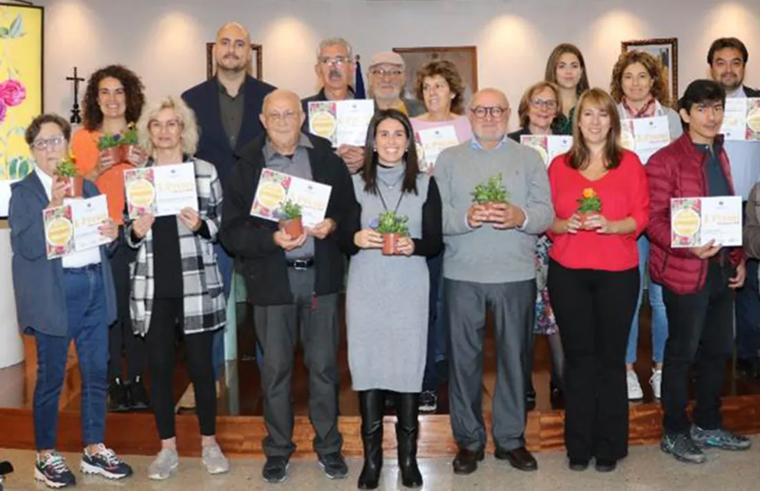 Alguns dels premiats en el concurs amb les autoritats.