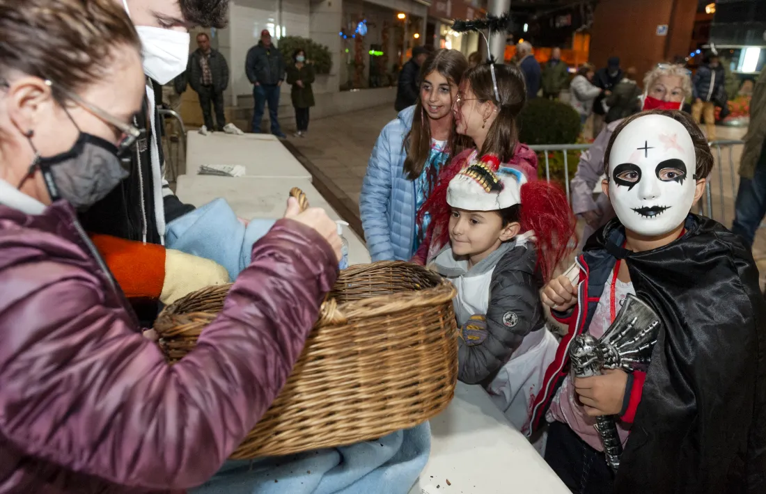 Un moment de la celebració de la Castanyada l'any passat.