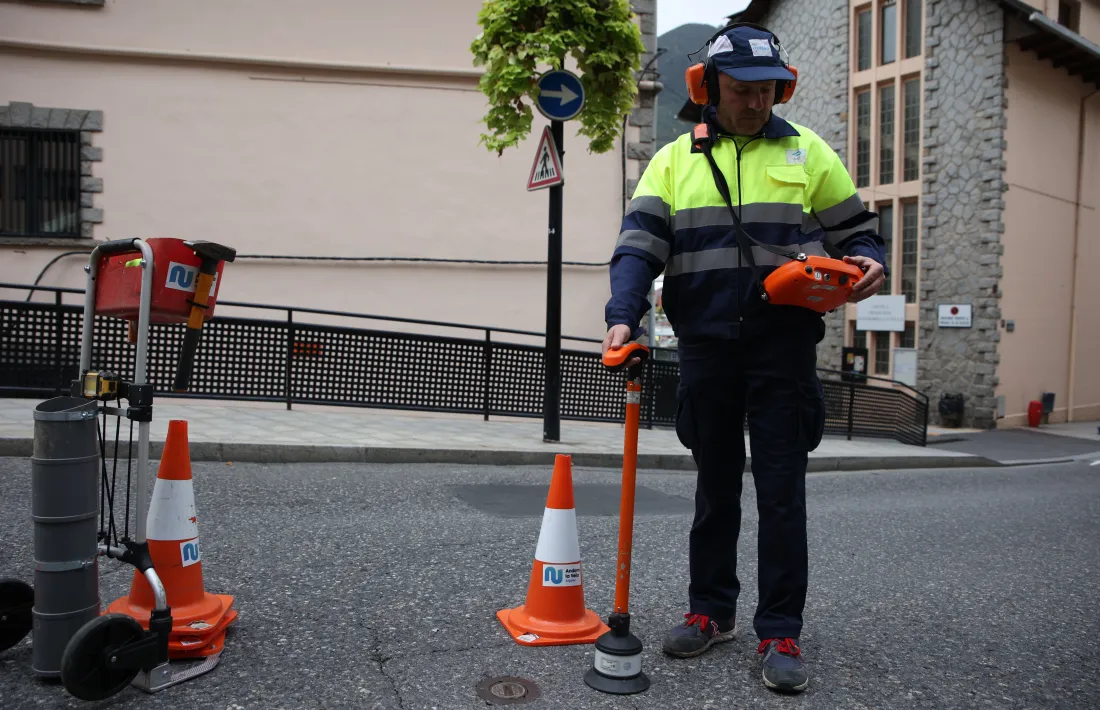 L'operari que ausculta la xarxa d'aigua potable, aquesta tarda a Ciutat de Valls.