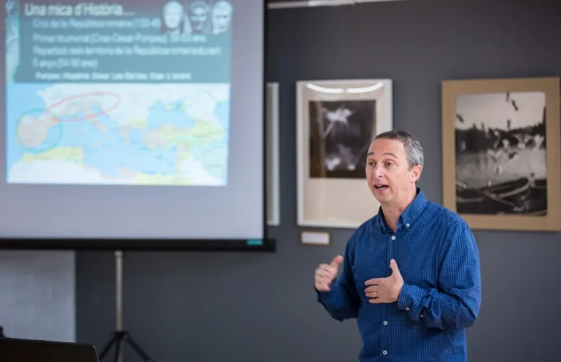 El professor Olesti en una xerrada a l’Arxiu Comarcal de la Cerdanya l’any 2017