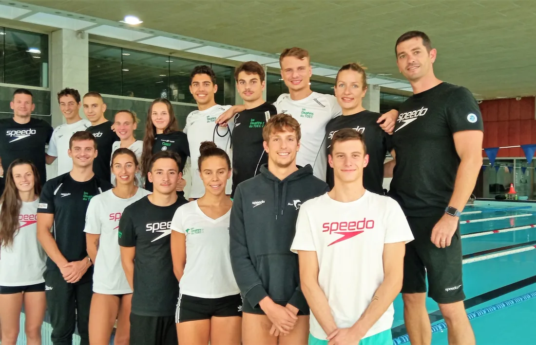 Dues olímpiques i el seu equip francès, al Pas de la Casa.