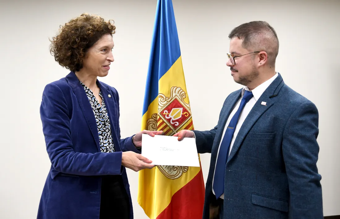 Ubach rep les còpies d’estil de l’ambaixador de Xile, Javier Ignacio Velasco Villegas.