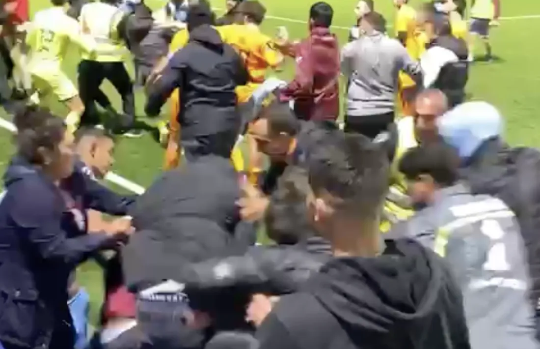 Imatge extreta del vídeo gravat per un aficionat en la batussa que hi va haver dissabte al vespre entre La Massana i el CE Carroi.