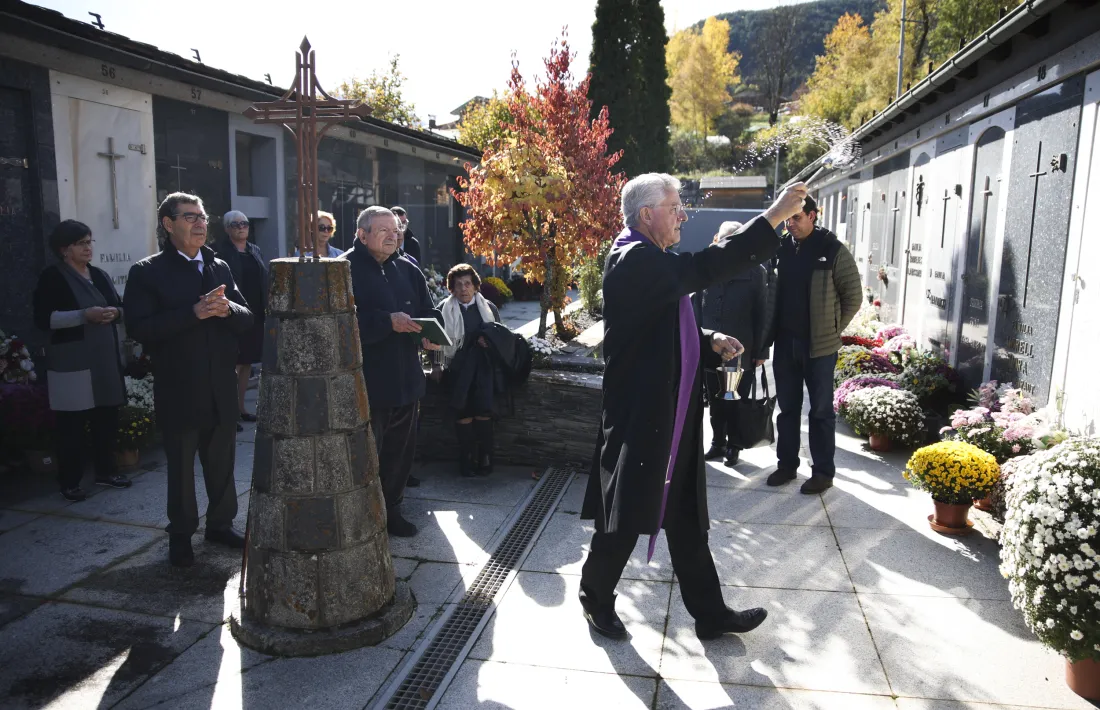 El copríncep episcopal, Joan-Enric Vives, durant la pregària al cementiri antic de la Massana, aquest matí.