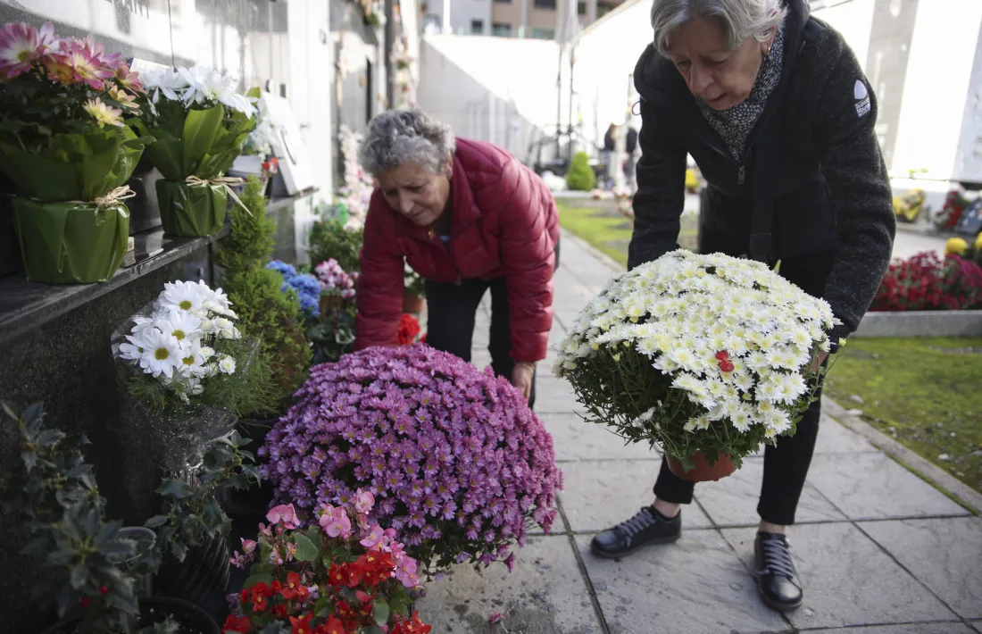 Les flors han ornamentat els cementiris per recordar els qui ja no hi són.