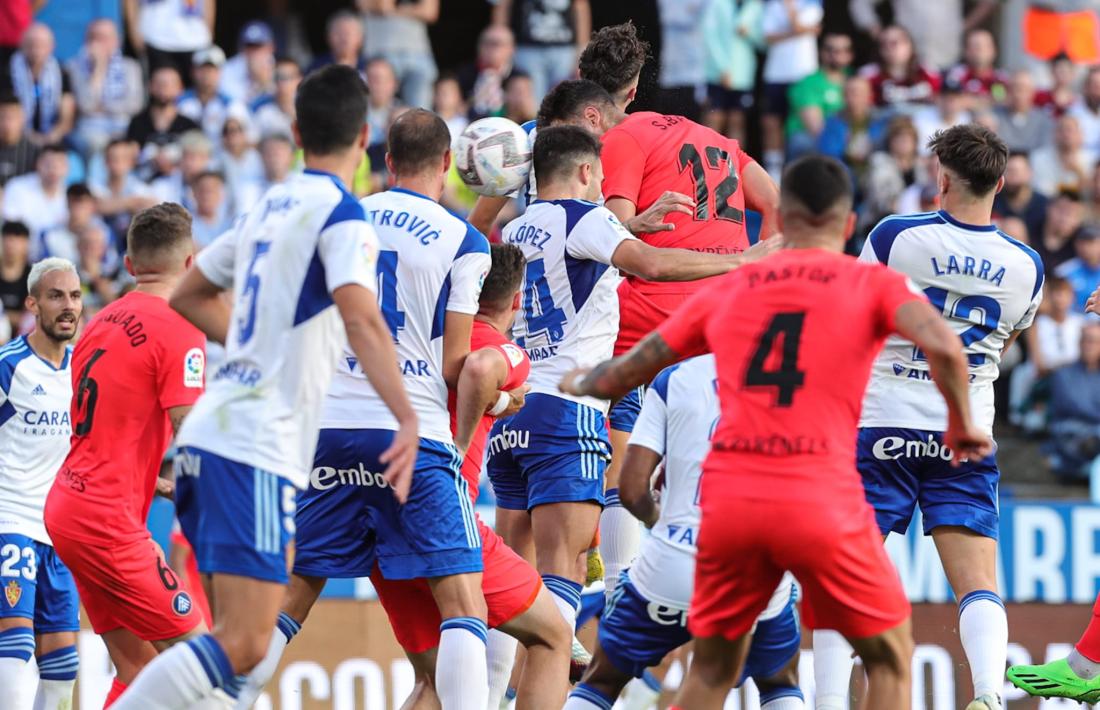 Sinan Bakis va rematar de cap a la sortida d’un córner tret per Diego Pampín en el 0 a 1 del primer temps a La Romareda.