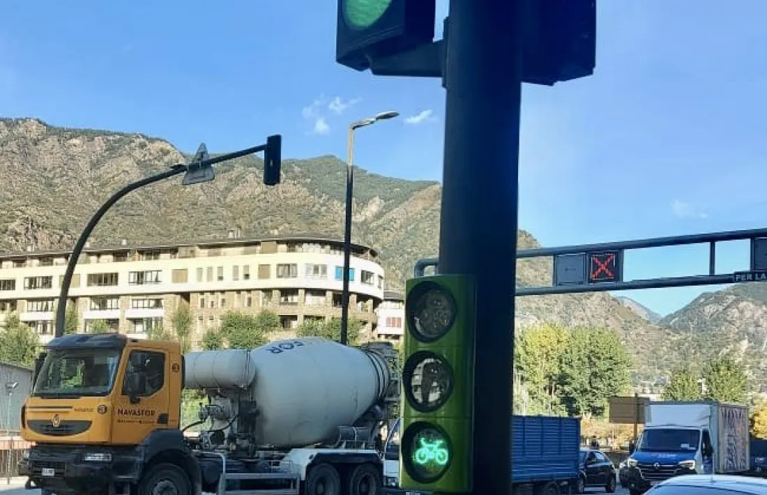 Un dels semàfors per a ciclistes de l'avinguda Tarragona.