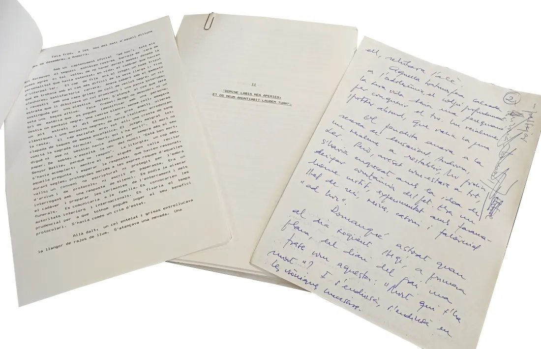 Primera pàgina, endreça llatina del capítol 2, i pàgina manuscrita que acompanya la còpia mecanografiada.