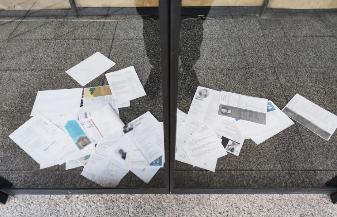 Fins i tot amb els establiments tancats, els treballadors de temporada deixen els currículums per sota la porta.