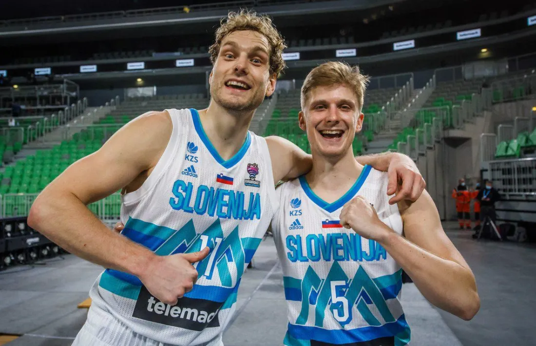 Jaka Blazic, ex-BC MoraBanc, amb Luka Rupnik, a la selecció d’Eslovènia.