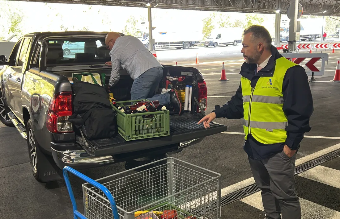 Emilio Bellano dona instruccions a un infractor que portava més ampolles d’alcohol de les permeses.