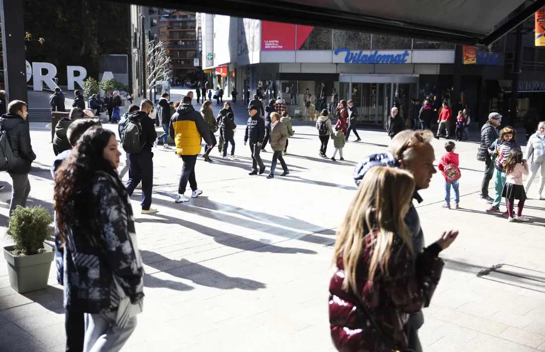 Molts dels vianants portaven bosses de compres. Altres gaudien del sol i l’animació.