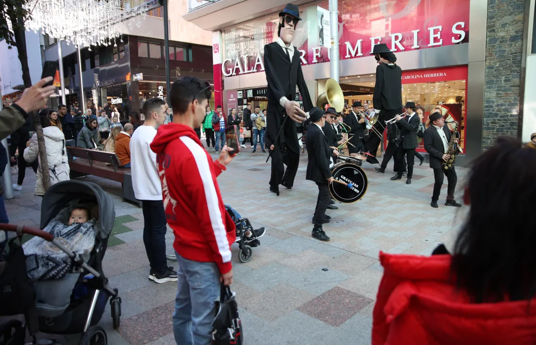 L’animació per l’eix comercial va aplegar molts visitants, atrets per la xerinola de Granujas a todo ritmo.