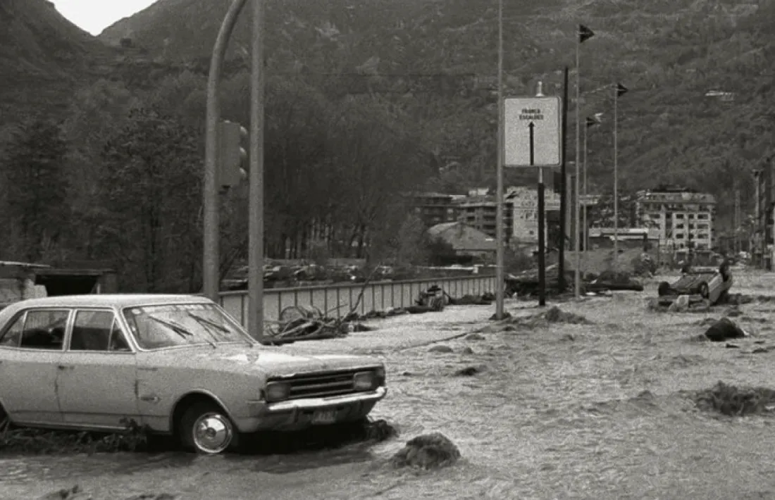 Devastació total a l’avinguda Tarragona després de la revinguda del Valira.