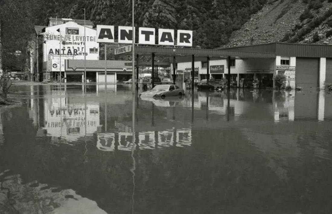 La recta de Santa Coloma, amb la benzinera Antar convertida en piscina.