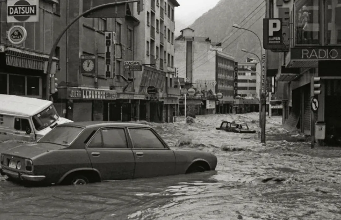 L’avinguda Meritxell de la capital, amb mig metre d’aigua. 