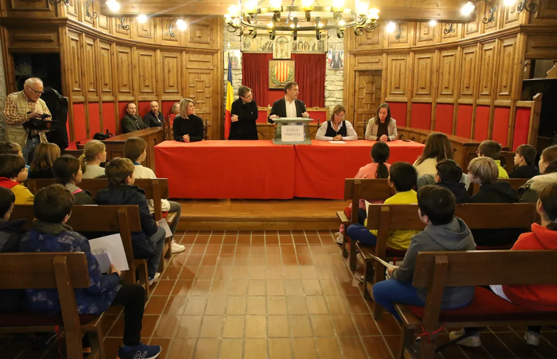 El cònsol major de Sant Julià de Lòria, Josep Majoral, explicant el procediment de la votació.