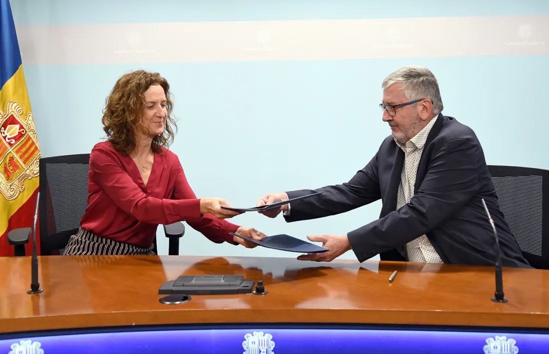 La ministra de Medi Ambient, Agricultura i Sostenibilitat, Sílvia Calvó, i el president de l'Agia, Gerard Casellas han signat el conveni.