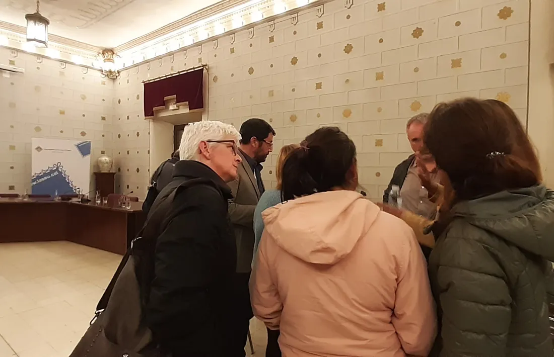 Francesc Viaplana i Jordi Fàbrega, amb les treballadores familiars que acabaven d’exposar la seva problemàtica al ple. 