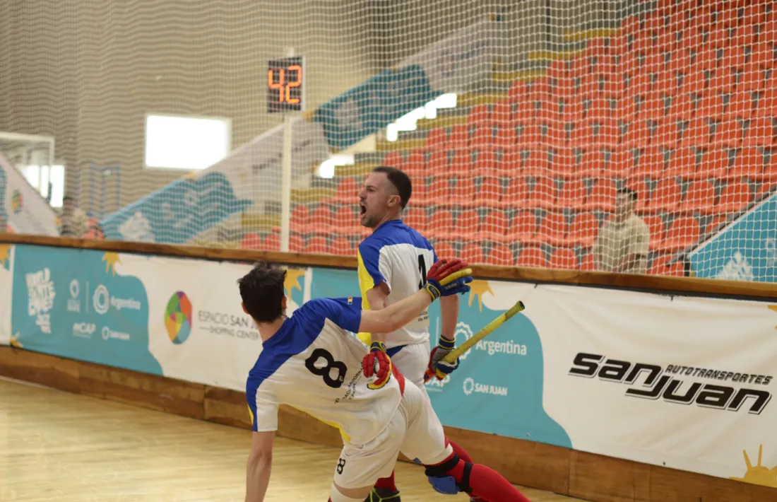 Nil Castellví celebra un dels dos gols contra Austràlia a l’inici del Mundial B.