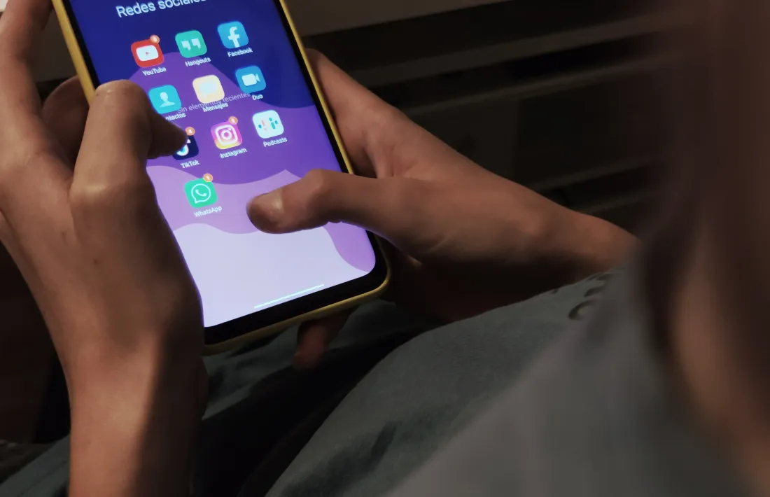 L’enquesta ha posat de manifest l’ús que fan els adolescents del mòbil per enviar i rebre contingut sexual.