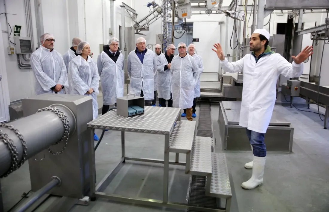 Un moment de la visita que la ministra Sílvia Calvó i el ministre Víctor Filloy han fet a l’Escorxador Nacional.