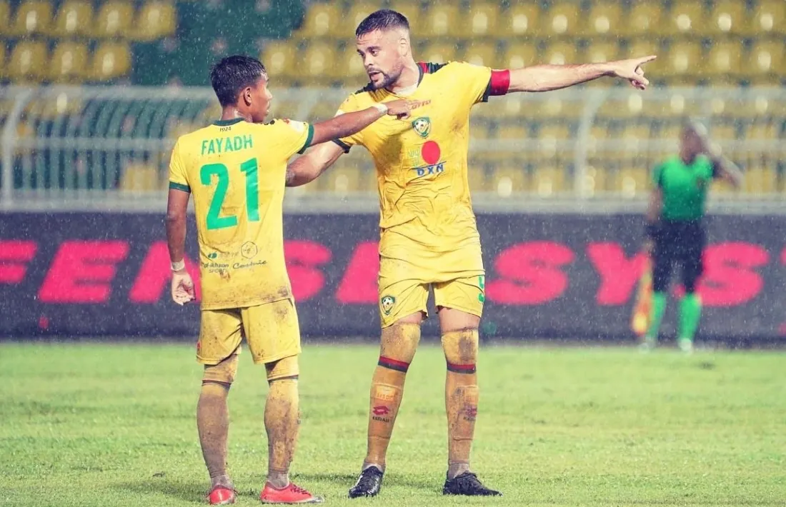 Marc Vales i el seu company d’equip del Kedah FC, Fayadh Zulkifli.