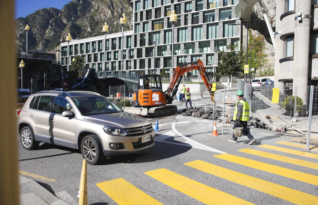 Ahir es va tallar un carril a Prat de la Creu i l’accés nord al viaducte del carrer Doctor Vilanova.
