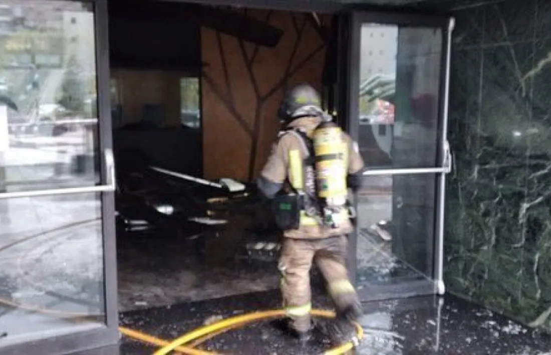 Un bomber entrant al centre de congressos.