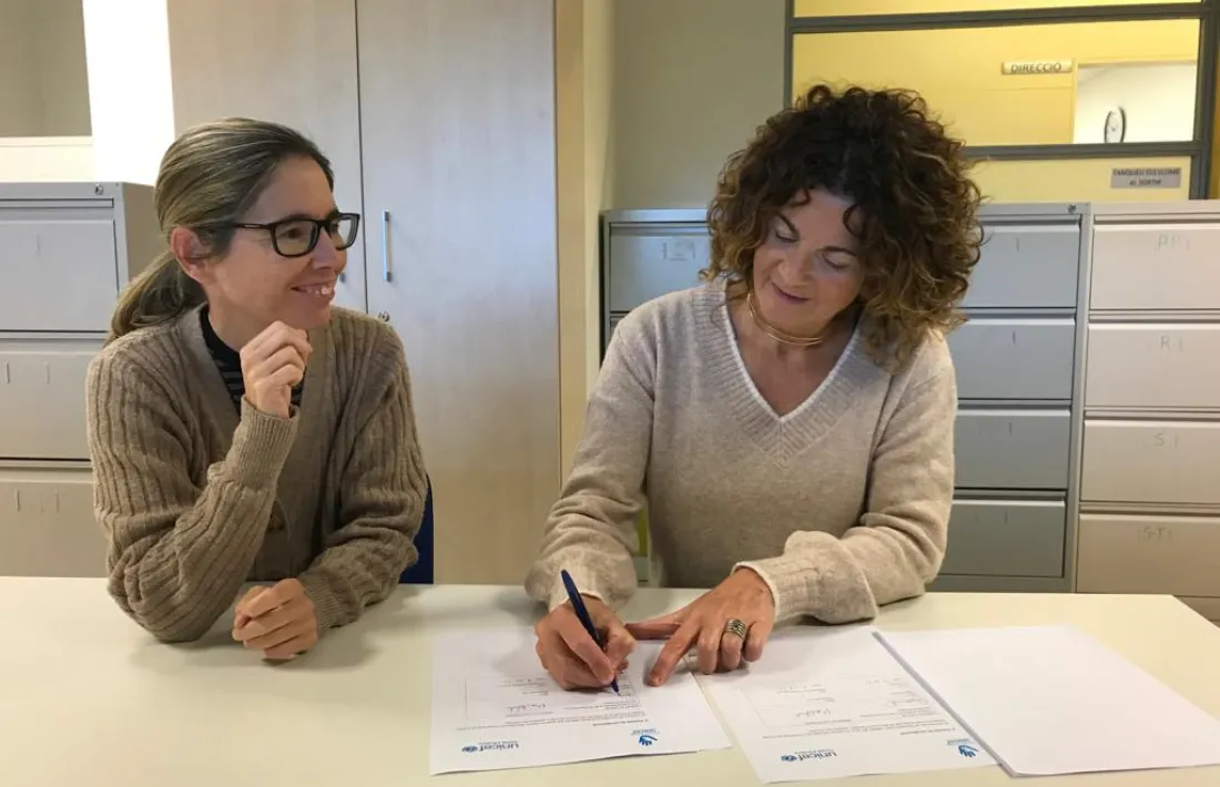 La presidenta d’Unicef Andorra, Marianela Vila, i la directora del centre de Santa Coloma, Olga Moreno, signen el conveni.