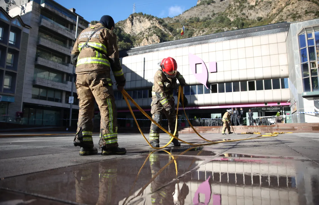 Els bombers recollien al migdia les mànegues que havien utilitzar per apagar el foc.