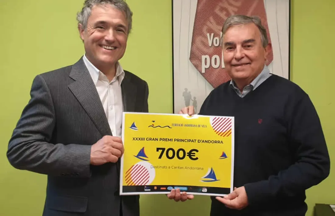 Josep Maria Pla va entregar els 700 euros a Càritas Andorrana.