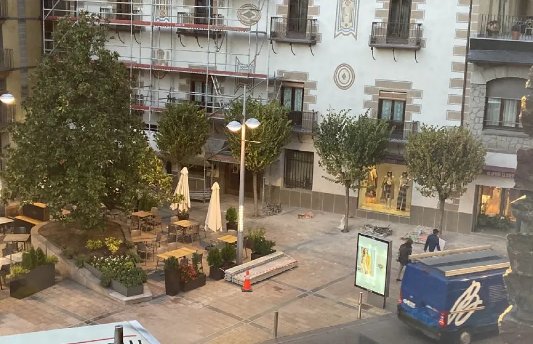 Perspectiva de Casa Guillemó des del Comú de la capitalo, ahir a la tarda quan començaven a treure les bastides.