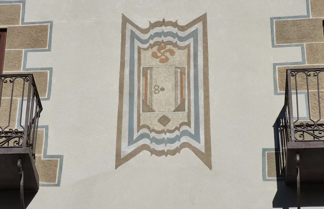 El ‘lauburu’ es distingeix clarament al medalló del segon pis de casa Guillemó.