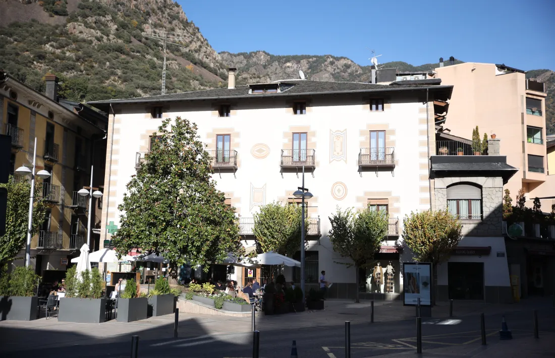 Casamajor opina que es tracta d’un element estrictament decoratiu, per això es va pintar a la façana i no en una llinda.