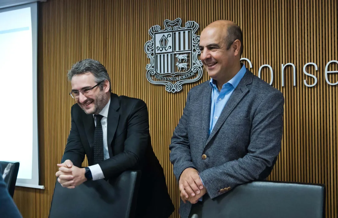 El ministre de Finances, Eric Jover, amb el president de la comissió legislativa de Finances i Pressupost, David Montané.