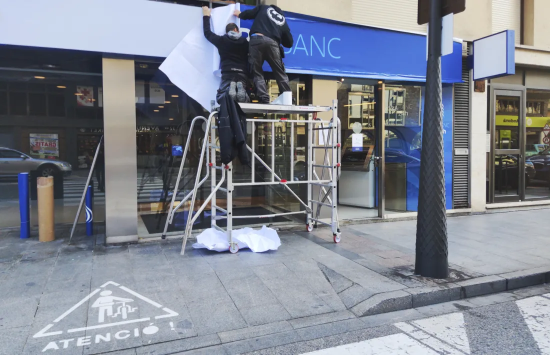 A les oficines de BSA el color groc ha donat pas al blau de MoraBanc.