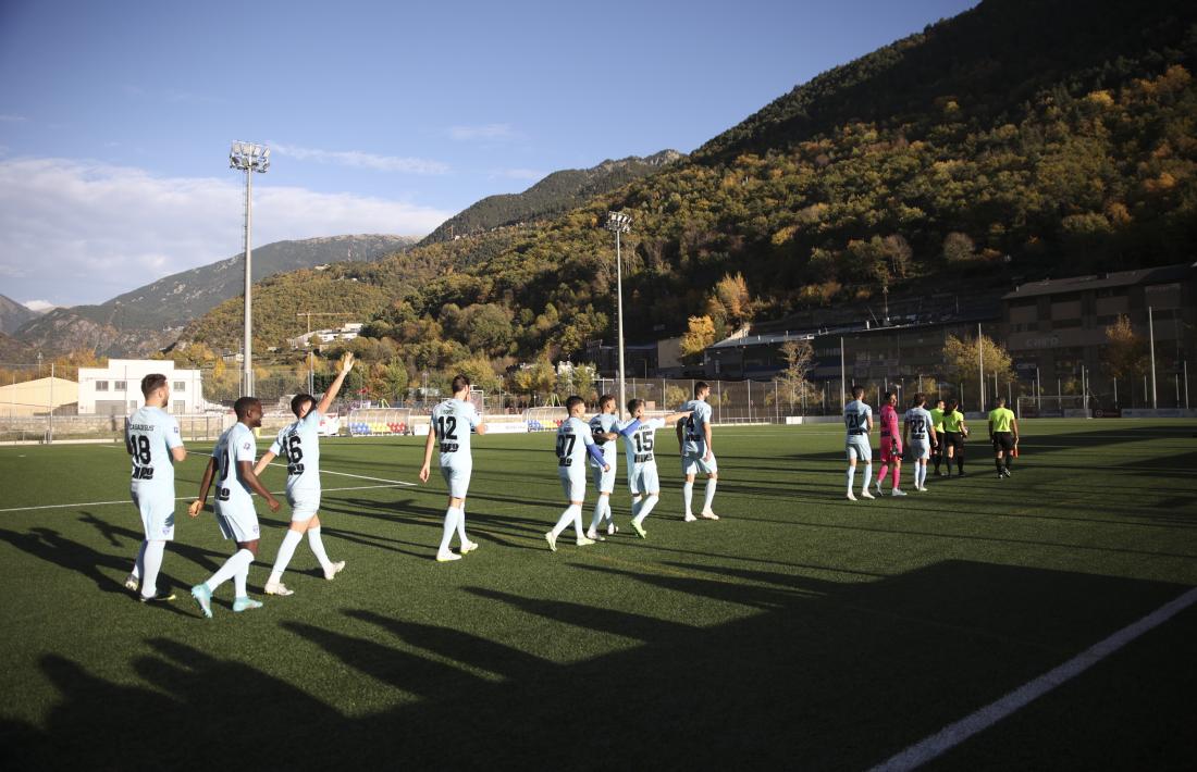 Els jugadors de l’Atlètic s’ho van prendre amb humor durant la primera incompareixença de la temporada de la UE Sant Julià.