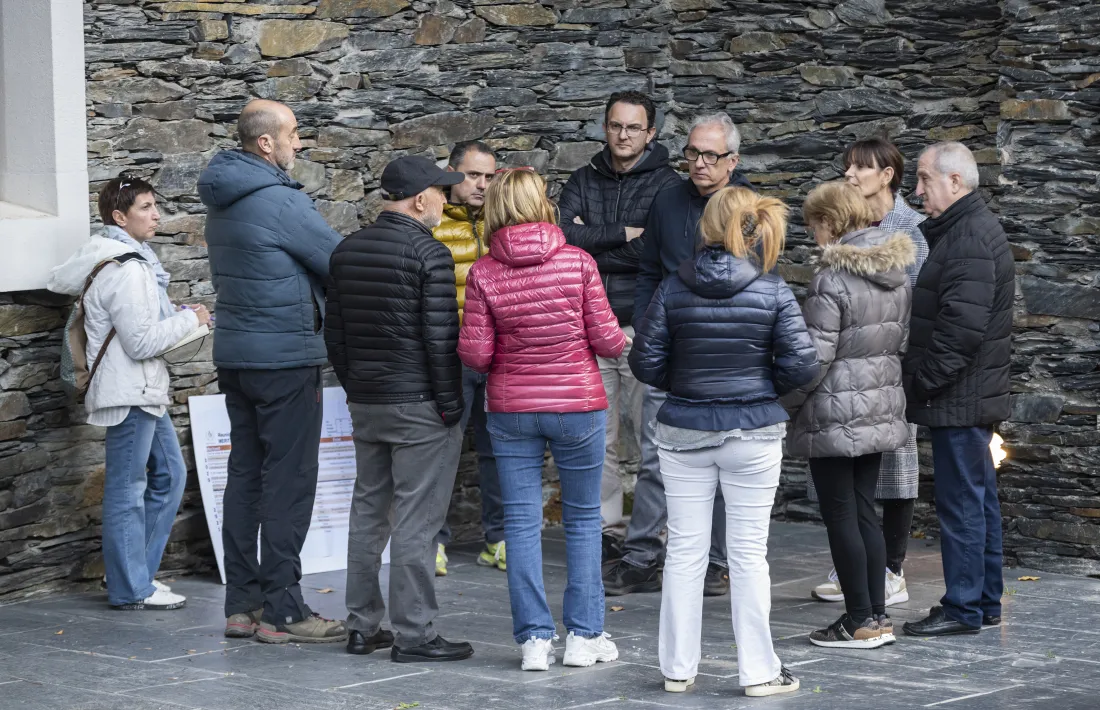 La reunió que els membres del Comú van fer amb els  veïns de Meritxell.El Comú de Canillo ja ha fet les primeres actuacions per mirar de rebaixar la despesa energètica. Concretament, des d'aquest mes s'han disminuït els punts de llum de la xarxa d'enllumenat i també s'ha començat a incorporar la tecnologia LED a tots els fanals que quedaven pendents de substituir. Aquestes són algunes de les actuacions que s'han donat a conèixer en les diverses reunions que s'han celebrat amb els veïnats de la parròquia i q